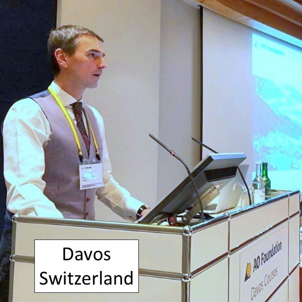 Ο Ορθοπαιδικός Χειρουργός Παναγιώτης Συμεωνίδης κατά την διάρκεια διάλεξης σε συνέδριο της AO Foundation στο Νταβός της Ελβετίας