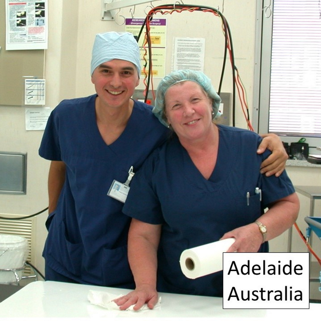 Ο Ορθοπαιδικός Χειρουργός Παναγιώτης Συμεωνίδης στην αίθουσα χειρουργείων στην Αδελαίδα της Αυστραλίας μαζί με την εργαλειοδότρια των ορθοπαιδικών χειρουργείων