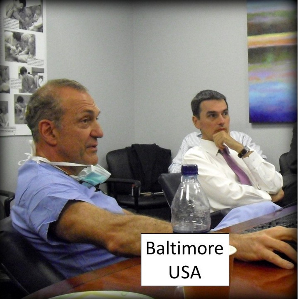 Ο Ορθοπαδικός Χειρουργός Παναγιώτης Συμεωνίδης παρακολουθεί τον Mark Myerson στην παρουσίαση ενδιαφερόντων περιστατικών στην Βαλτιμόρη των Ηνωμένων Πολιτειών της Αμερικής