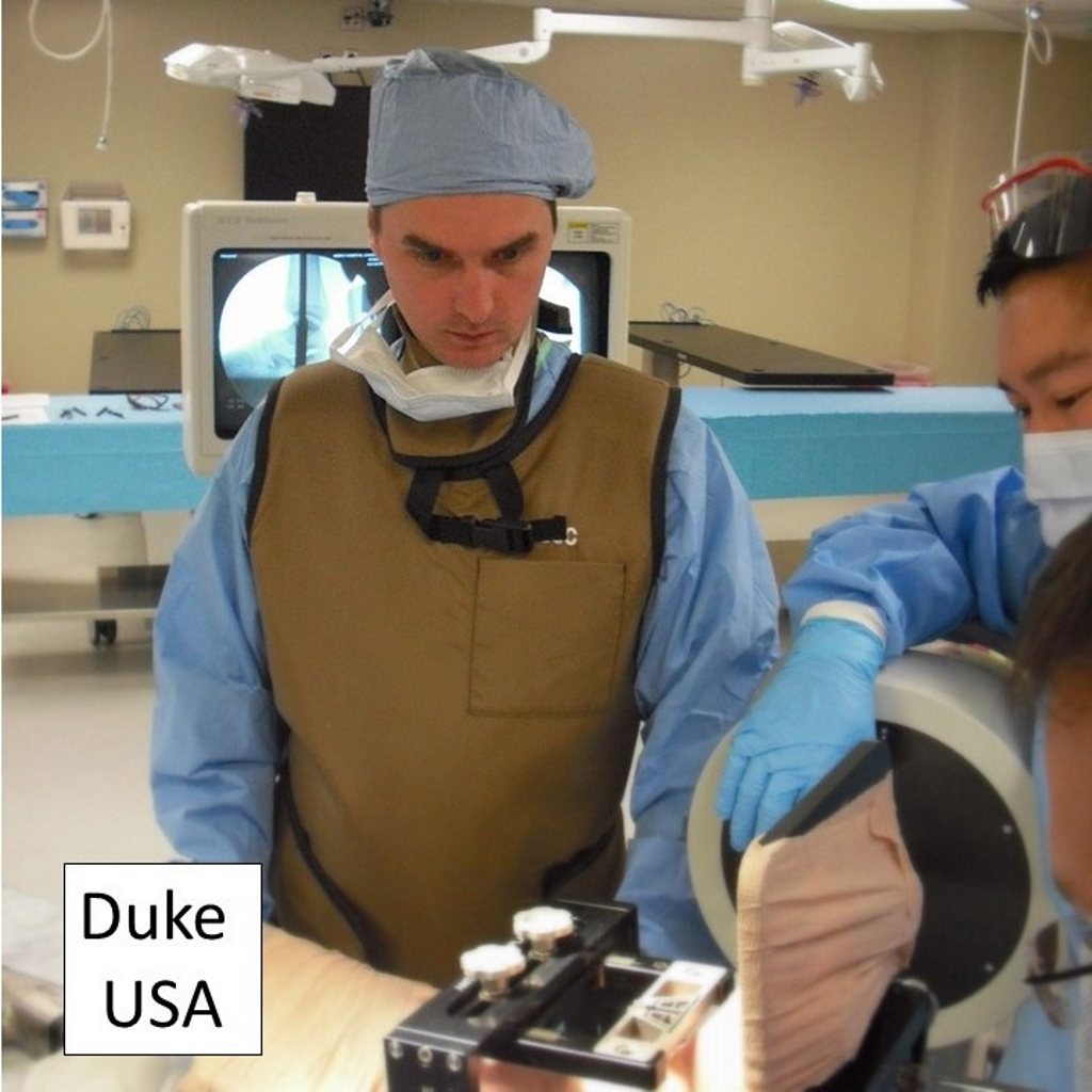 Ο Ορθοπαιδικός Χειρουργός Παναγιώτης Συμεωνίδης κατά τη διάρκεια εκπαιδυτικού σεμιναρίου ολικής αρθροπλαστικής ποδοκνημικής σε πτωματικά παρασκευάσματα στο Duke της Βόρειας Καρολίνας των ΗΠΑ