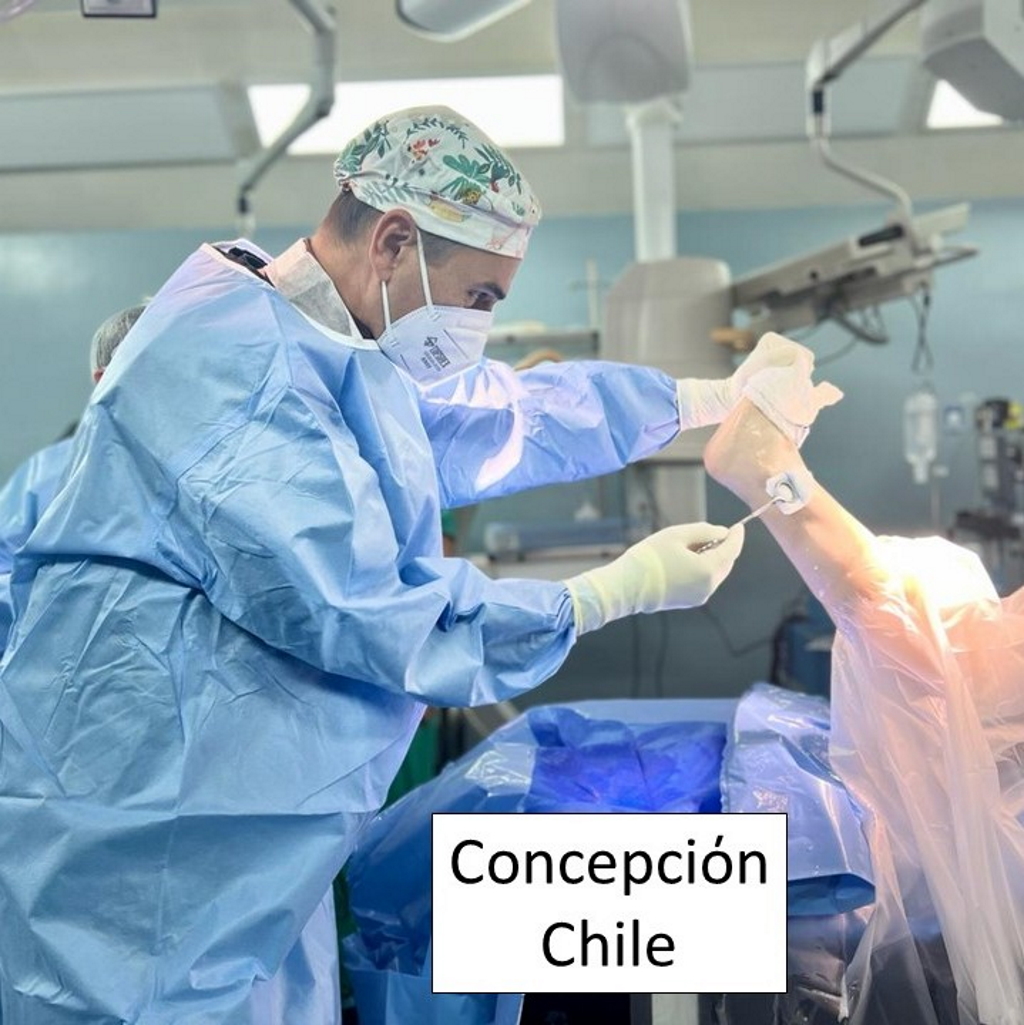 Ο Ορθοπαιδικός Χειρουργός Παναγιώτης Συμεωνίδης κατά την διάρκεια χειρουργικής επέμβασης στο πόδι στο Concepcion της Χιλής