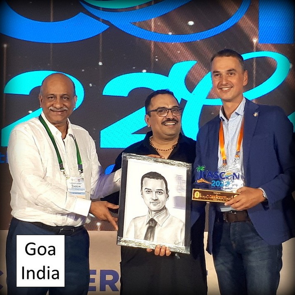 Ο Ορθοπαιδικός Χειρουργός Παναγιώτης Συμεωνίδης κατά την βράβευσή του από την Ινδική Επιστημονική Εταιρεία Ποδοκνημικής και Άκρου ποδός στην πόλη Γκόα της Ινδίας